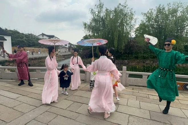 太燃！白天逛摊听民谣入夜追萤火蹦迪开元棋牌app“五一”苏州太湖东山(图2)